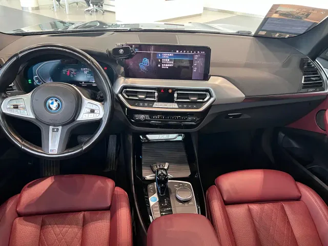 BMW iX3 — Фото автомобиля 9