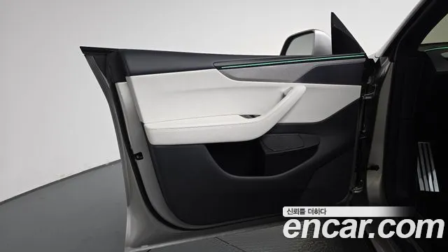 Tesla Model Y — Фото автомобиля 13