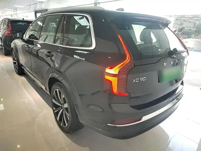 Volvo XC90 — Фото автомобиля 4