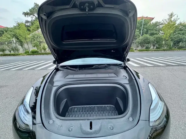 Tesla Model Y — Фото автомобиля 18