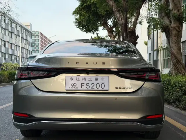 Lexus ES — Фото автомобиля 8