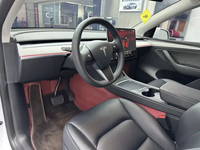Tesla Model Y — Фото автомобиля 11