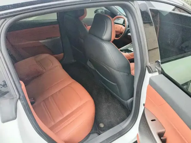 Dongfeng Yipai eπ007 2024 Extended Range 200Air — Фото автомобиля 11