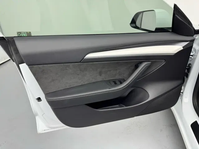 Tesla Model 3 — Фото автомобиля 8