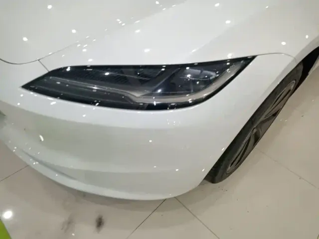 Tesla Model 3 — Фото автомобиля 23