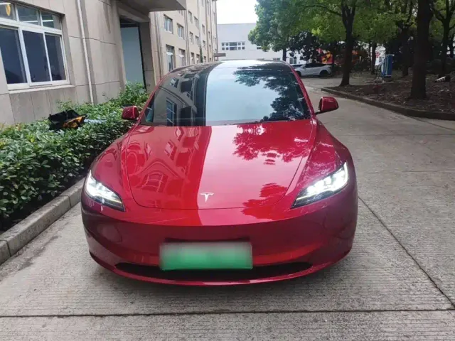 Tesla Model 3 — Фото автомобиля 2