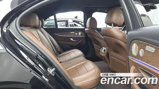 Mercedes-Benz E-Class — Фото автомобиля 12