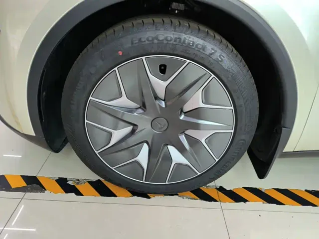 Tesla Model Y L — Фото автомобиля 22