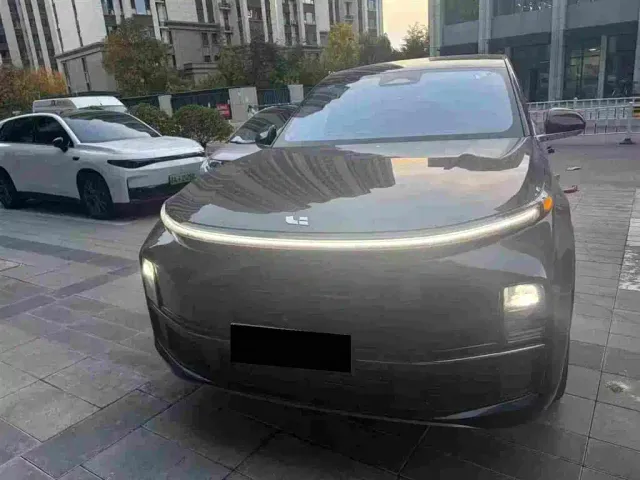 Li Auto L8 — Фото автомобиля 2