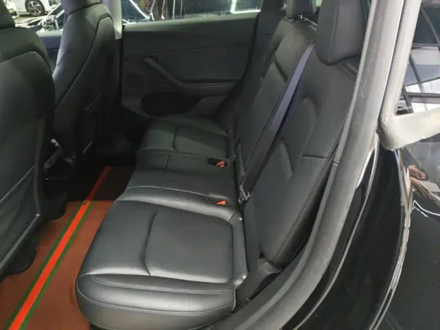 Tesla Model Y — Фото автомобиля 16