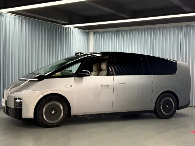 Li Auto MEGA — Фото автомобиля 3