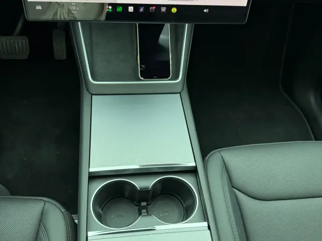 Tesla Model Y — Фото автомобиля 12