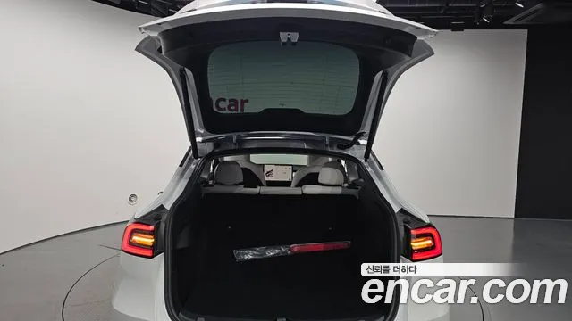 Tesla Model Y — Фото автомобиля 17
