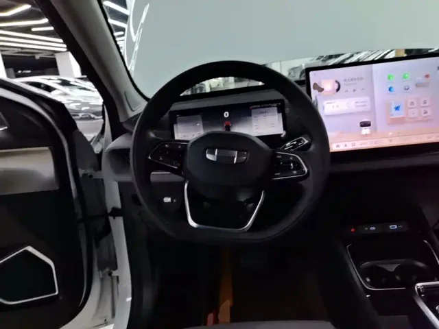 Geely Geometry G6 — Фото автомобиля 10