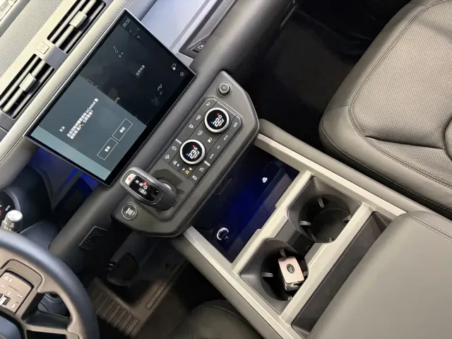 Land Rover Defender — Фото автомобиля 13