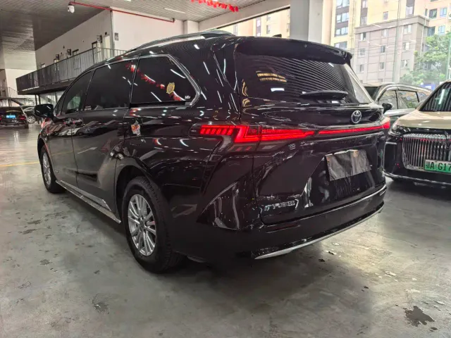 Toyota Sienna — Фото автомобиля 21