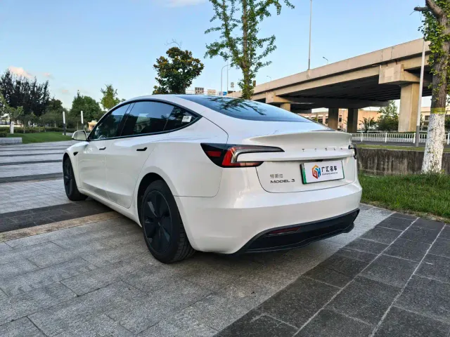 Tesla Model 3 — Фото автомобиля 11