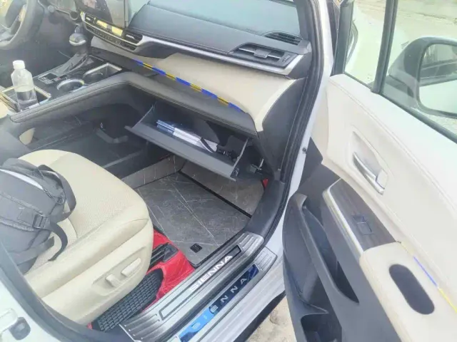 Toyota Sienna — Фото автомобиля 12