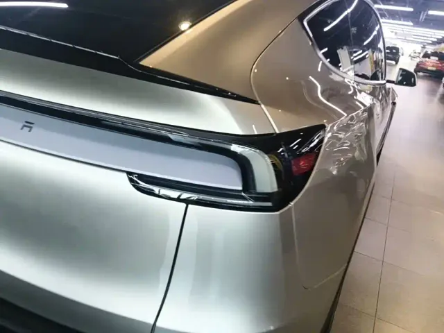 Tesla Model Y L — Фото автомобиля 7