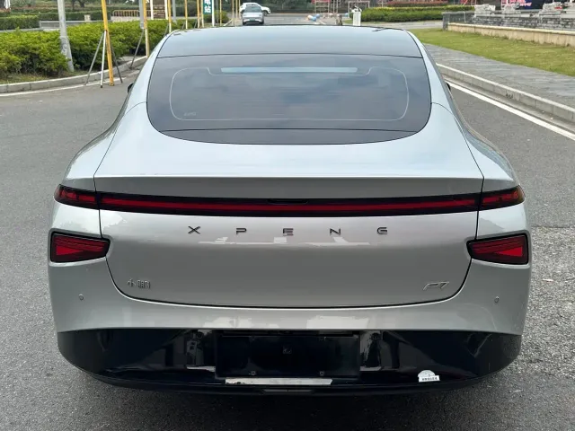 Xpeng P7 — Фото автомобиля 9