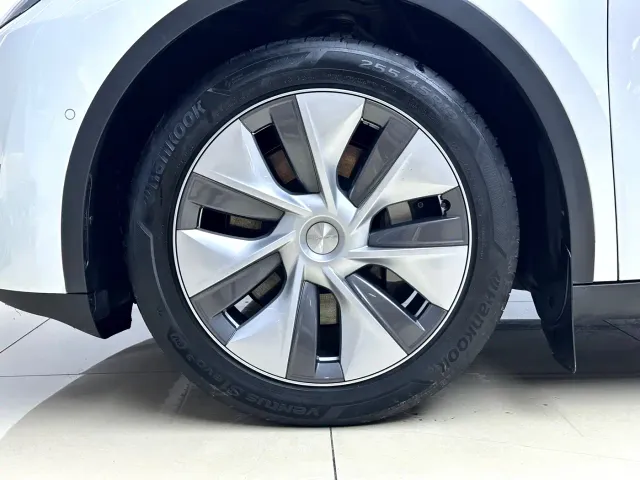 Tesla Model Y — Фото автомобиля 18