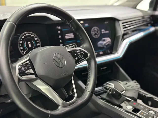 Volkswagen Touareg — Фото автомобиля 24