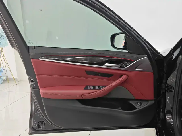 BMW 5 Series — Фото автомобиля 14