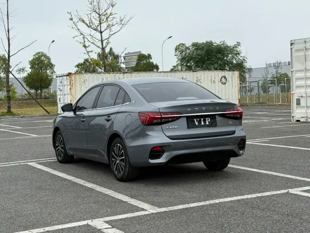 Roewe i5 — Фото автомобиля 13