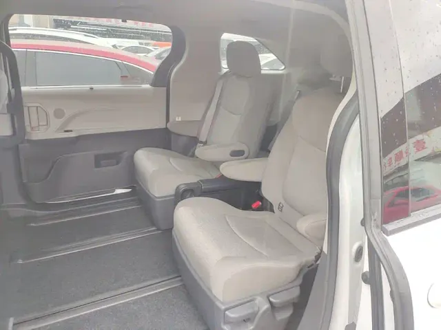 Toyota Sienna — Фото автомобиля 16