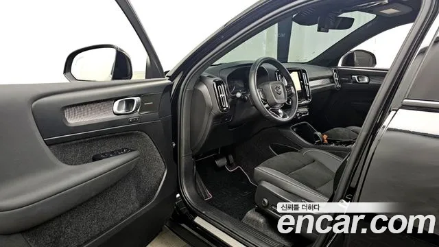 Вольво XC40 B4 Black Edition — Фото автомобиля 8