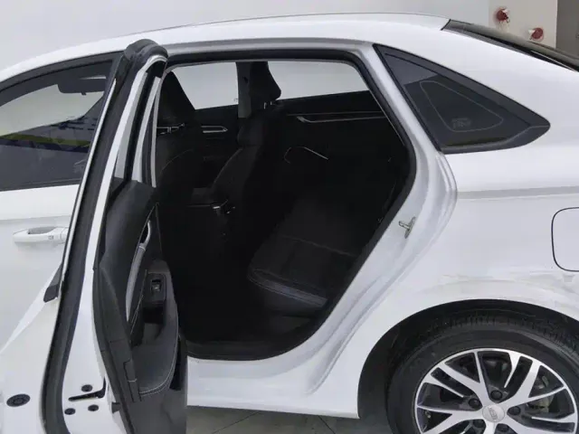Geely Emgrand — Фото автомобиля 11
