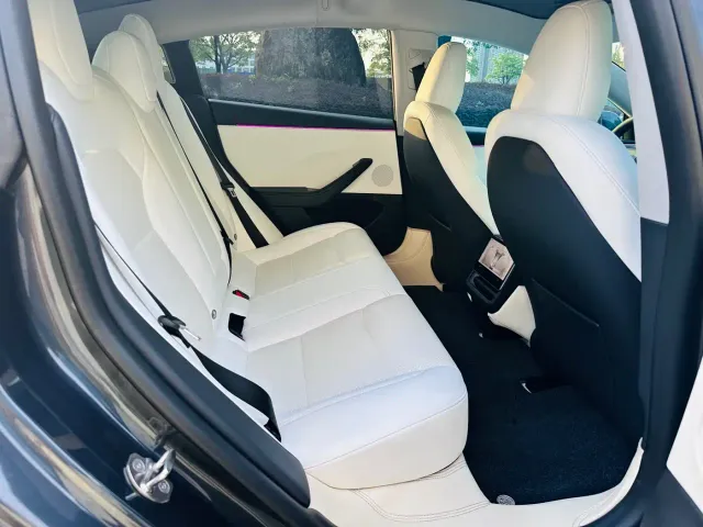 Tesla Model 3 — Фото автомобиля 17