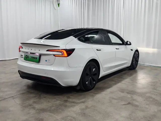 Tesla Model 3 — Фото автомобиля 6