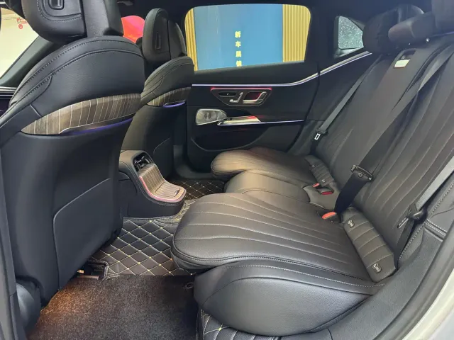 Mercedes-Benz E-Class — Фото автомобиля 12