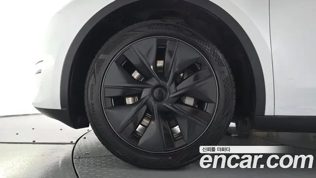 Tesla Model Y — Фото автомобиля 5