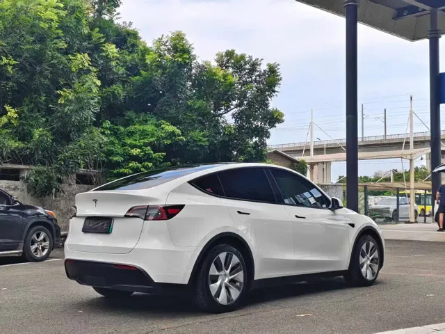 Tesla Model Y — Фото автомобиля 9
