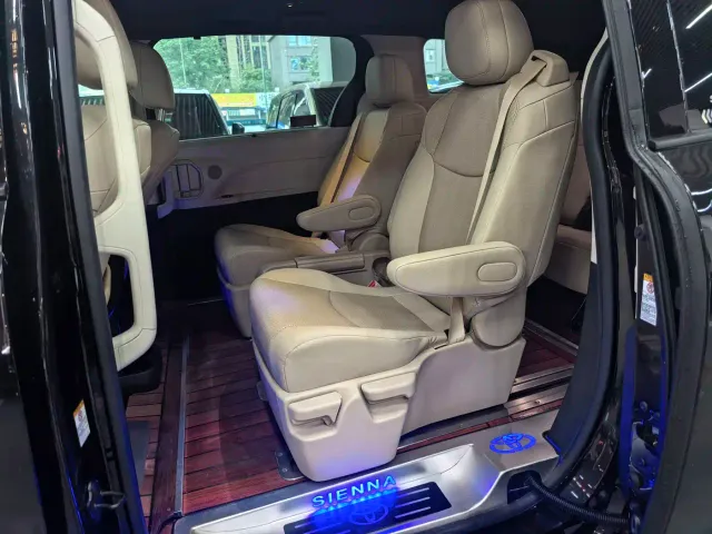 Toyota Sienna — Фото автомобиля 11