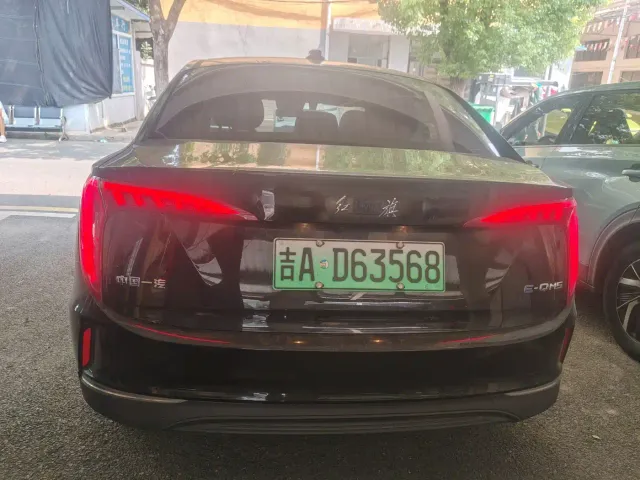 Hongqi E-QM5 — Фото автомобиля 9
