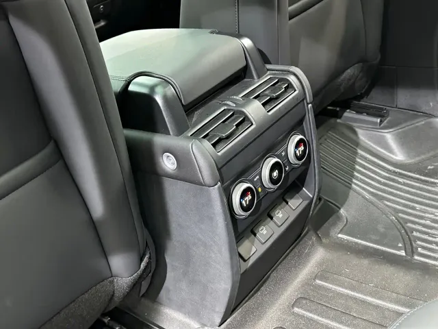 Land Rover Defender — Фото автомобиля 25