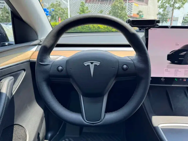 Tesla Model Y — Фото автомобиля 8