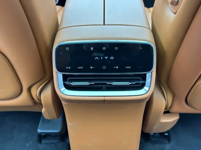Aito M8 — Фото автомобиля 13