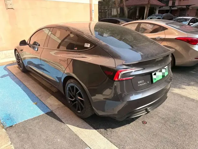 Tesla Model 3 — Фото автомобиля 2