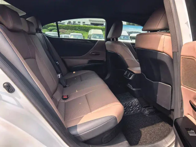 Lexus ES — Фото автомобиля 11