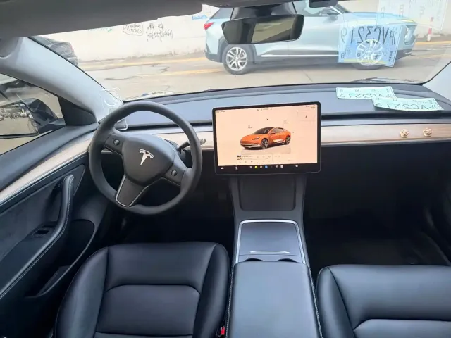 Tesla Model 3 — Фото автомобиля 5