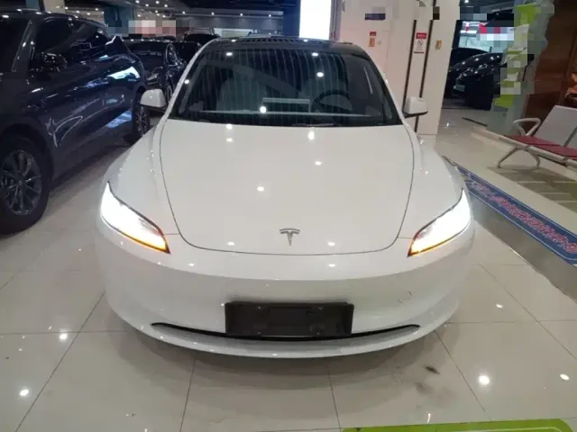 Tesla Model 3 — Фото автомобиля 2