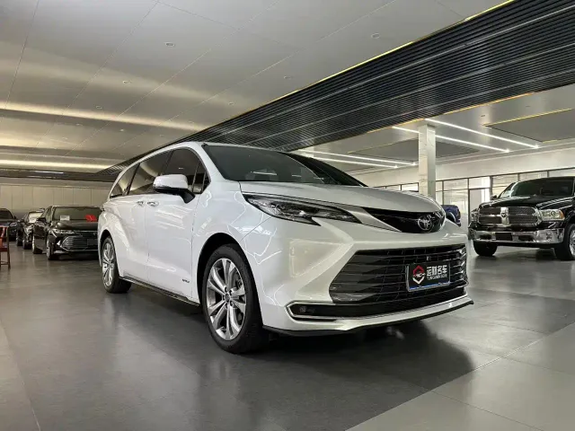 Toyota Sienna — Фото автомобиля 3