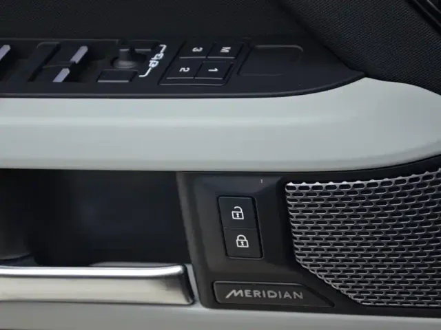 Land Rover Defender — Фото автомобиля 11