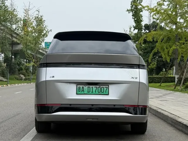 Xpeng X9 — Фото автомобиля 4