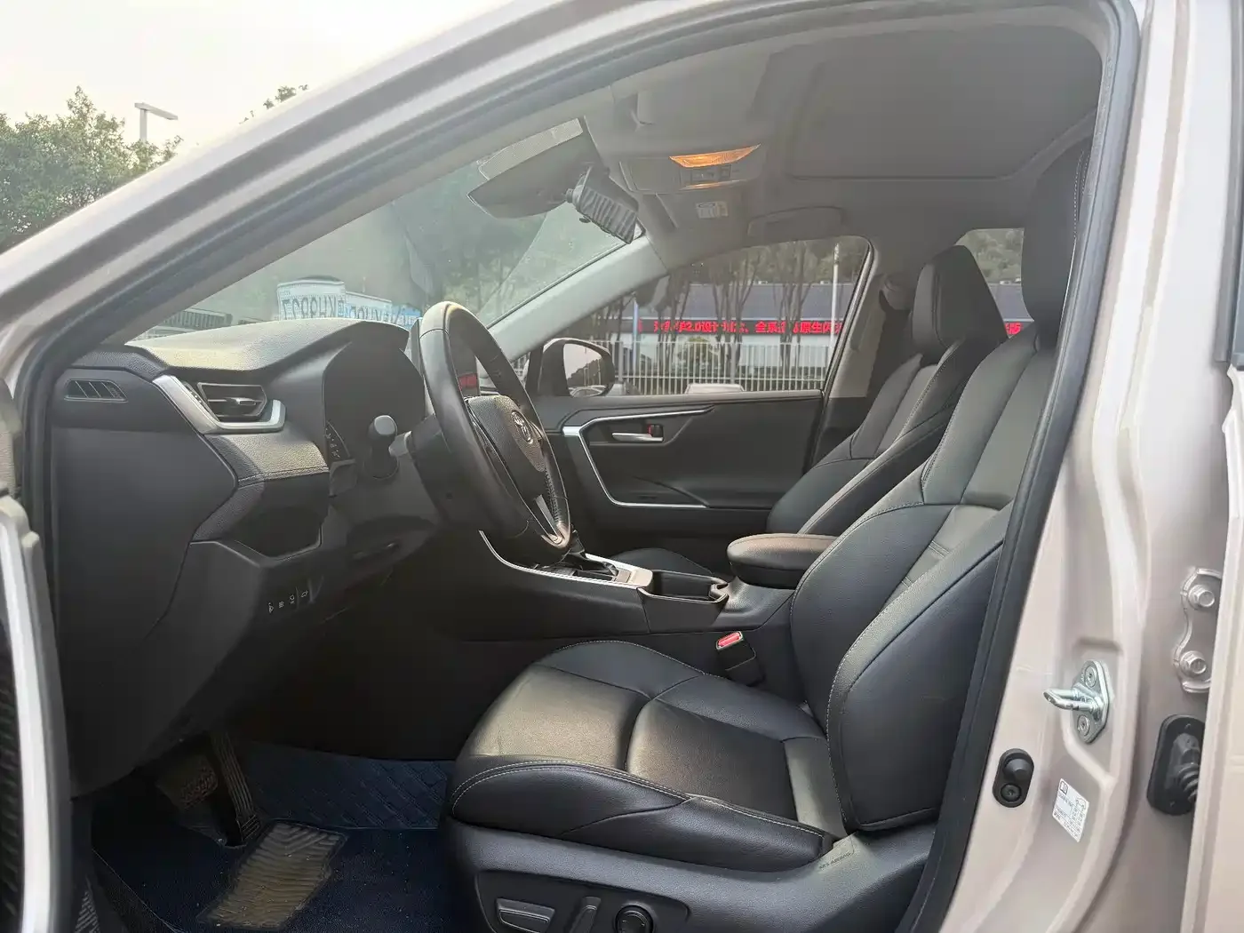 Toyota Wildlander 2022 2.0L CVT FWD Luxury PLUS Edition — Фото автомобиля 10