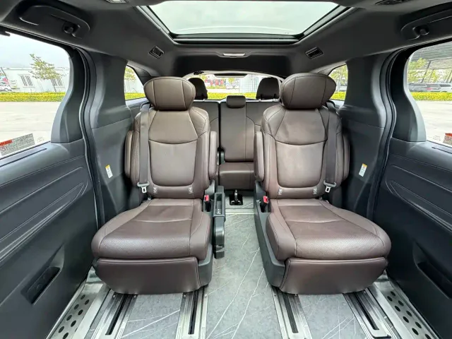 Toyota Sienna — Фото автомобиля 20